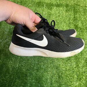 NIKE Tanjun Sneakers Womens 6.5 Black White Mesh Lightweight Running Shoes